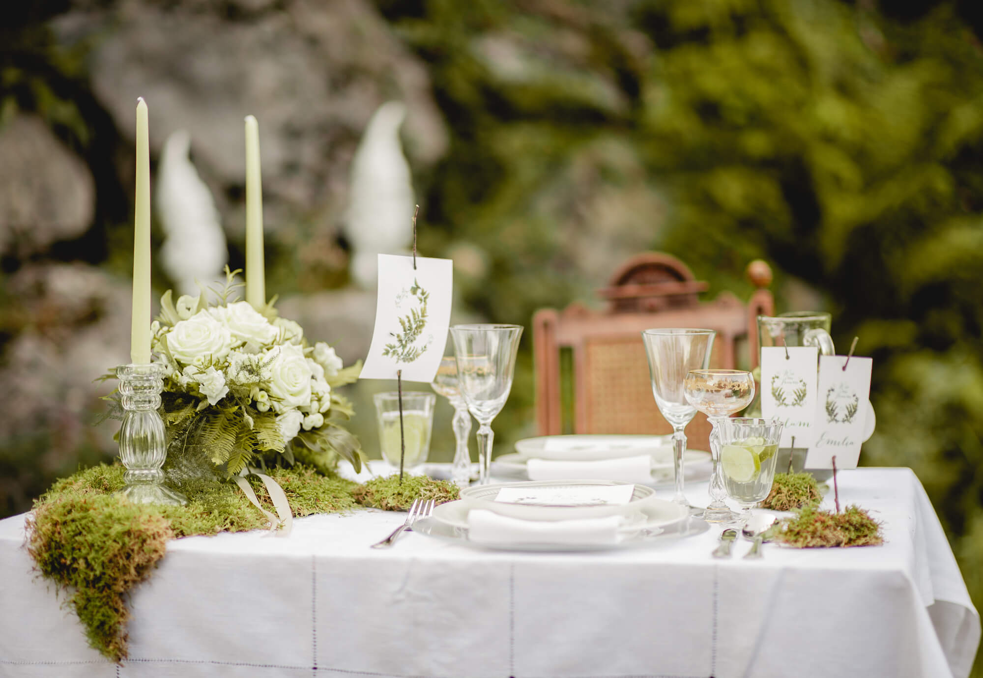 Natuerliche Hochzeit mit Farne Tischdekoration