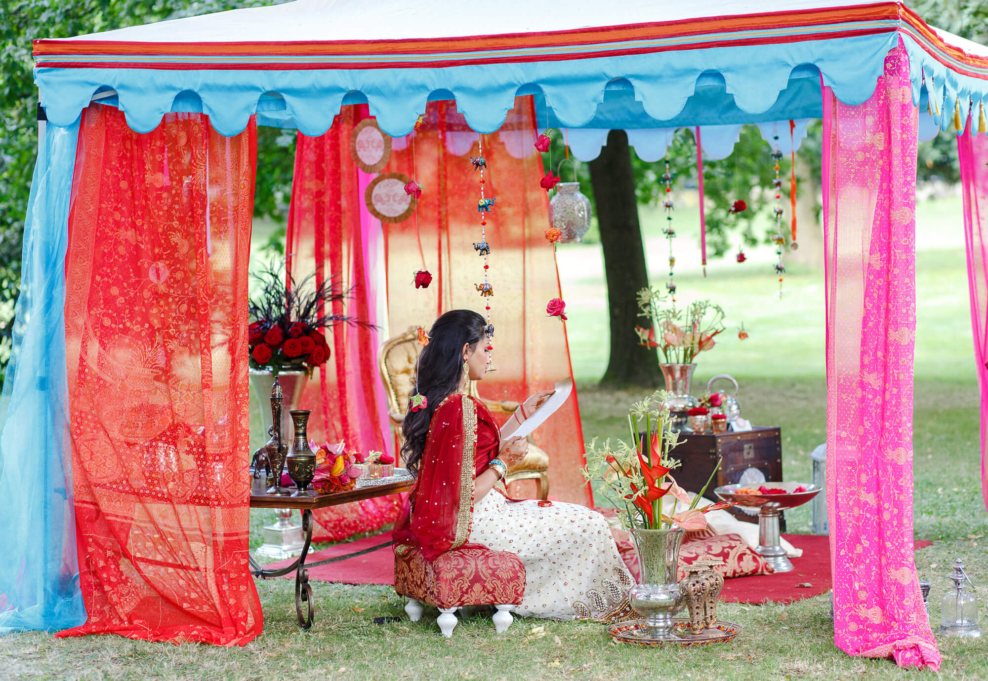 farbenfrohe moderne indische Hochzeit von Trauwerk
