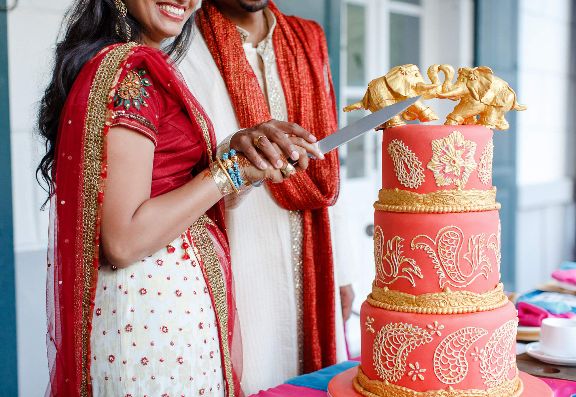 Hochzeitstorte in rot einer modern indische Hochzeit