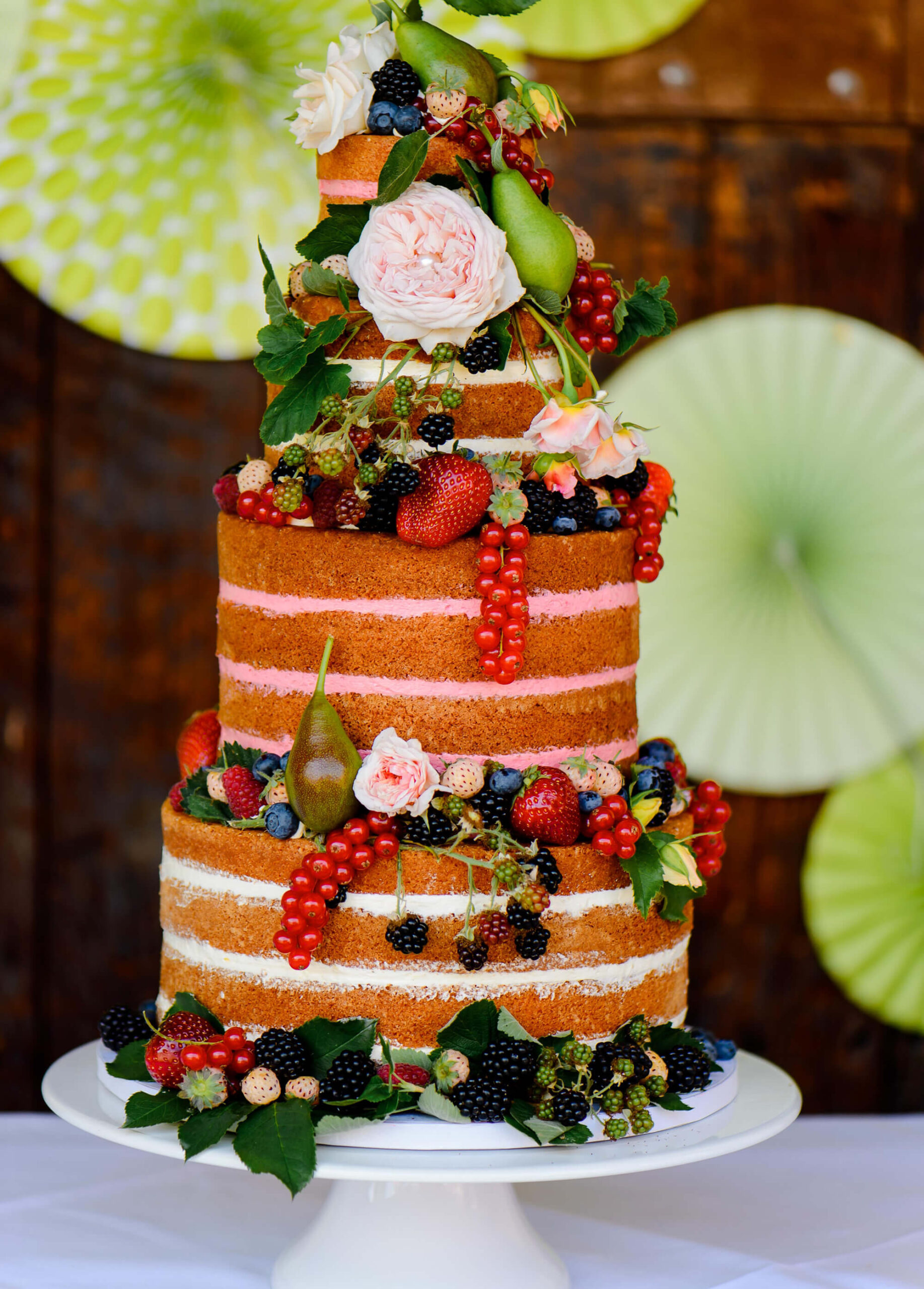 Sommerhochzeit Hochzeitstorte als Naked Cake mit Beeren