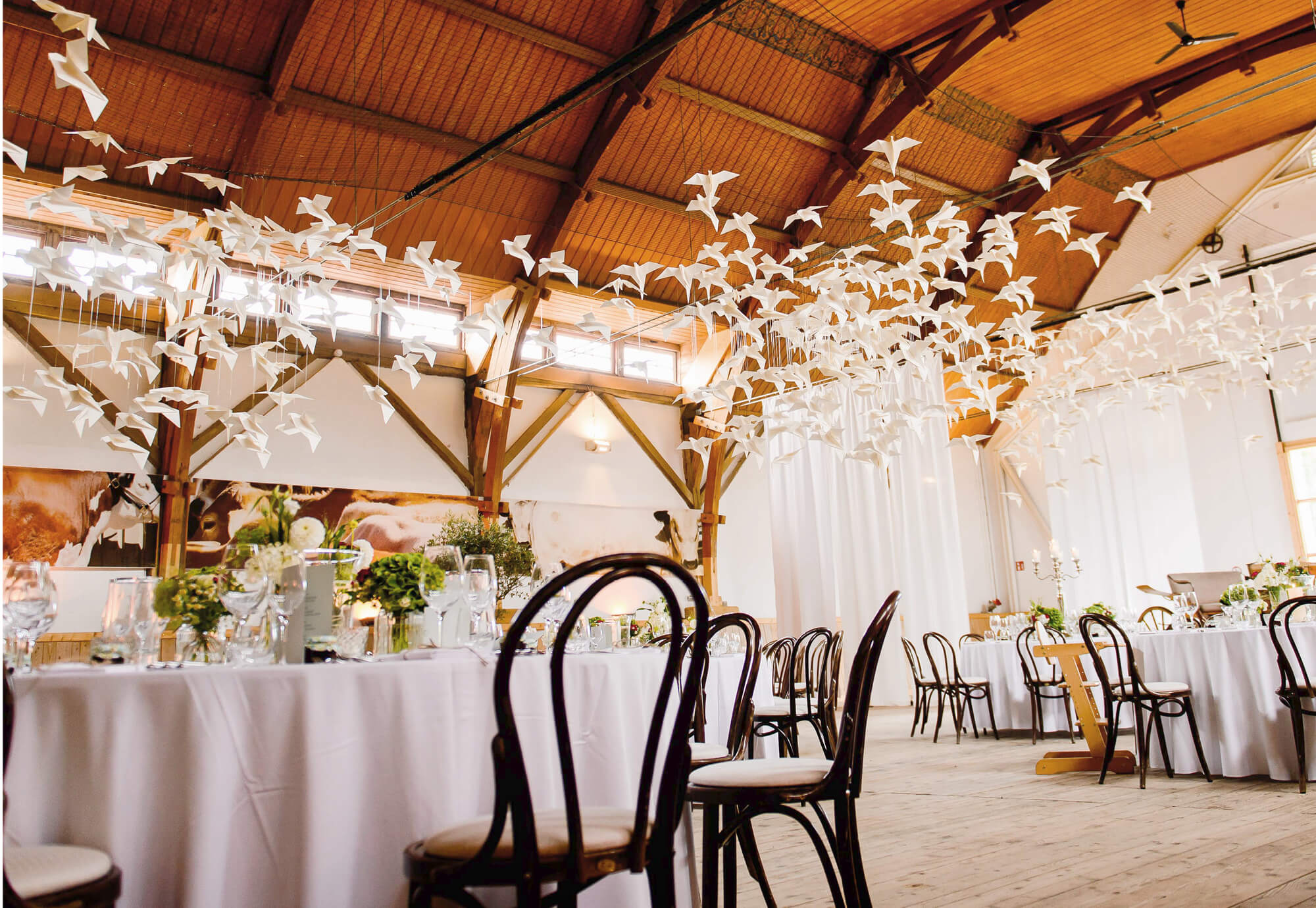 Deckendekoration Hochzeit natürlich mit Papier-Vogelschwarm