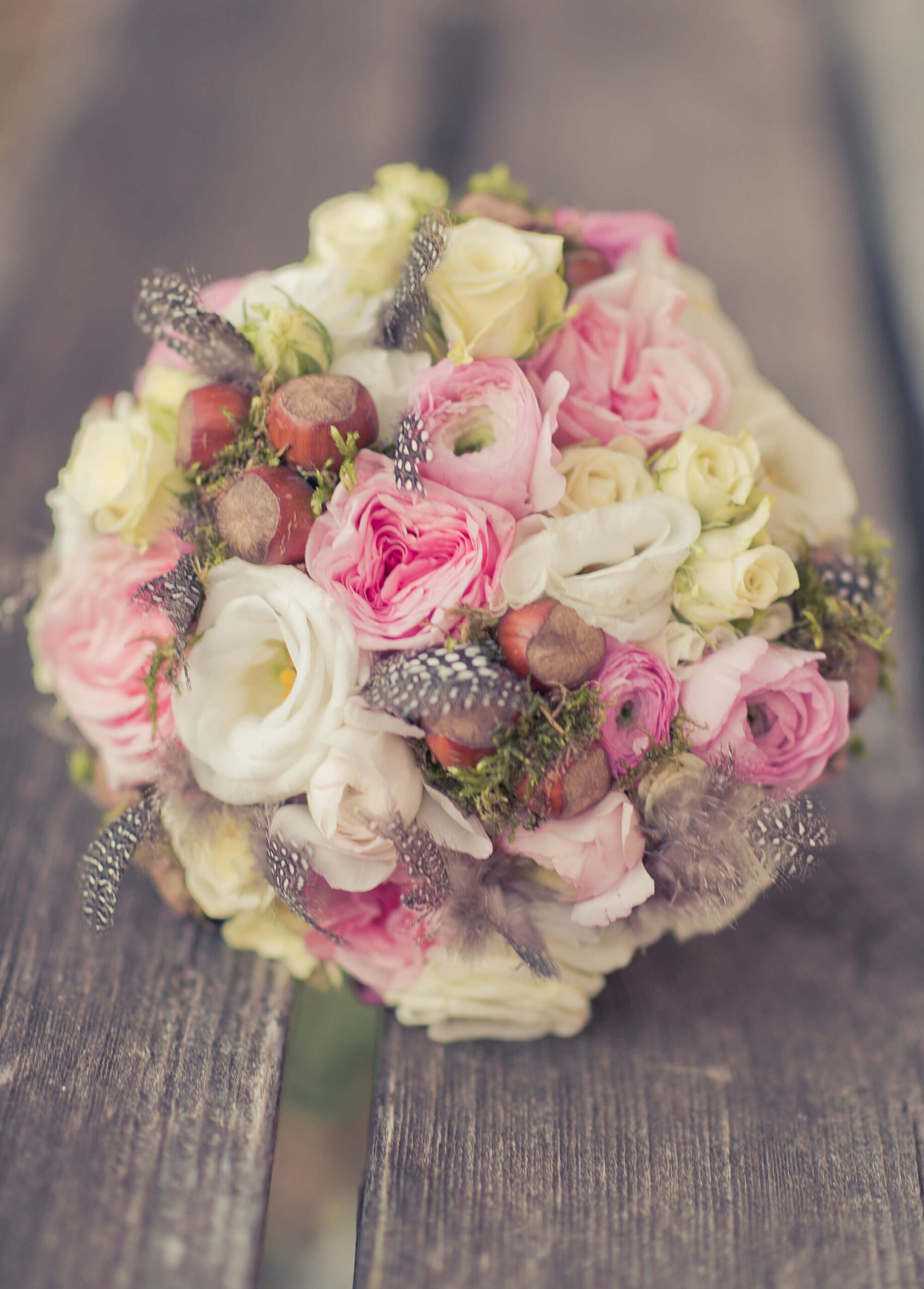 Märchenhochzeit Brautstrauß Federn Haselnuesse rosa
