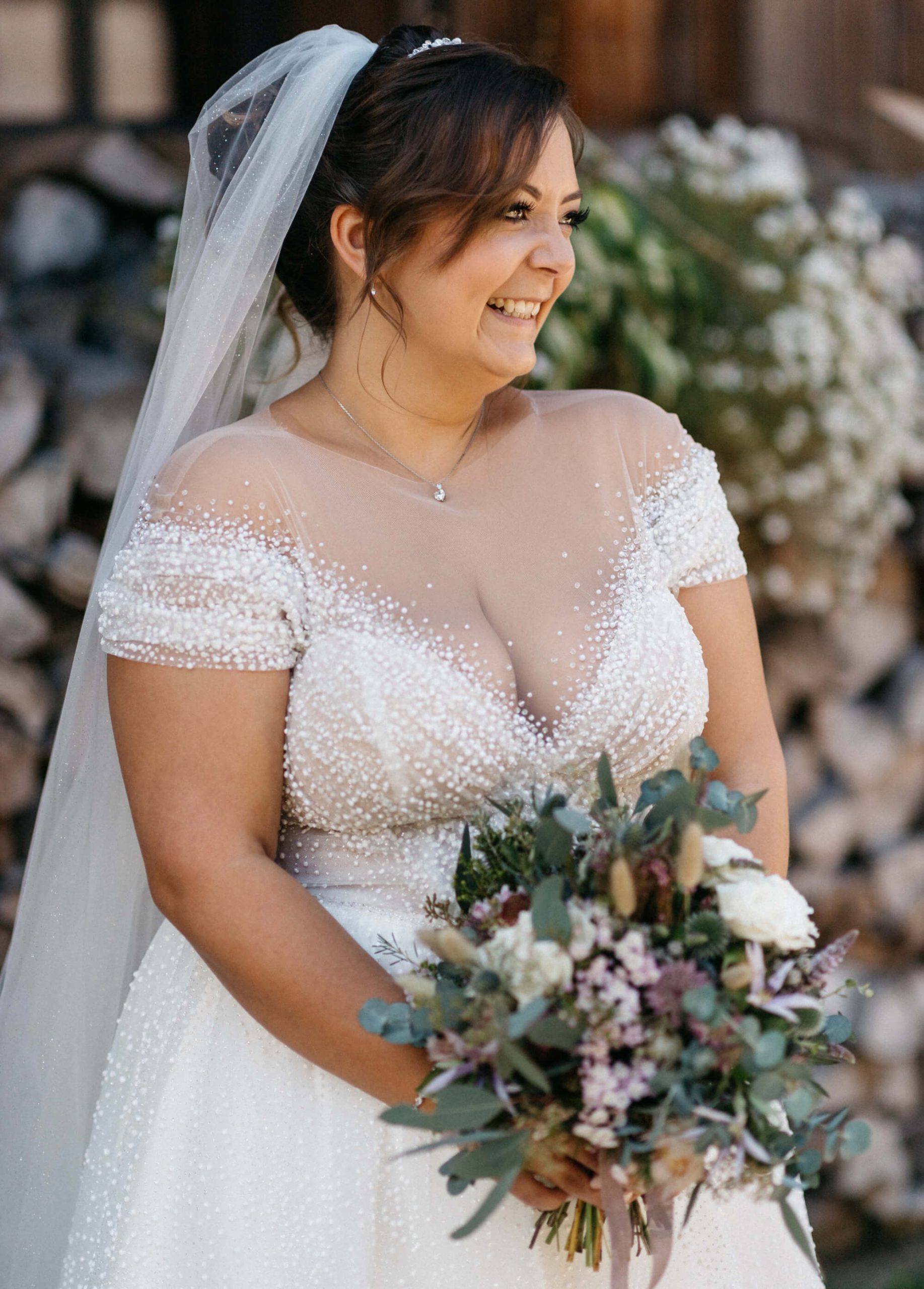 Edle Scheunen Hochzeit in Bayern - Brautstrauß natürlichen mit blauen und roséfarbene Blumen