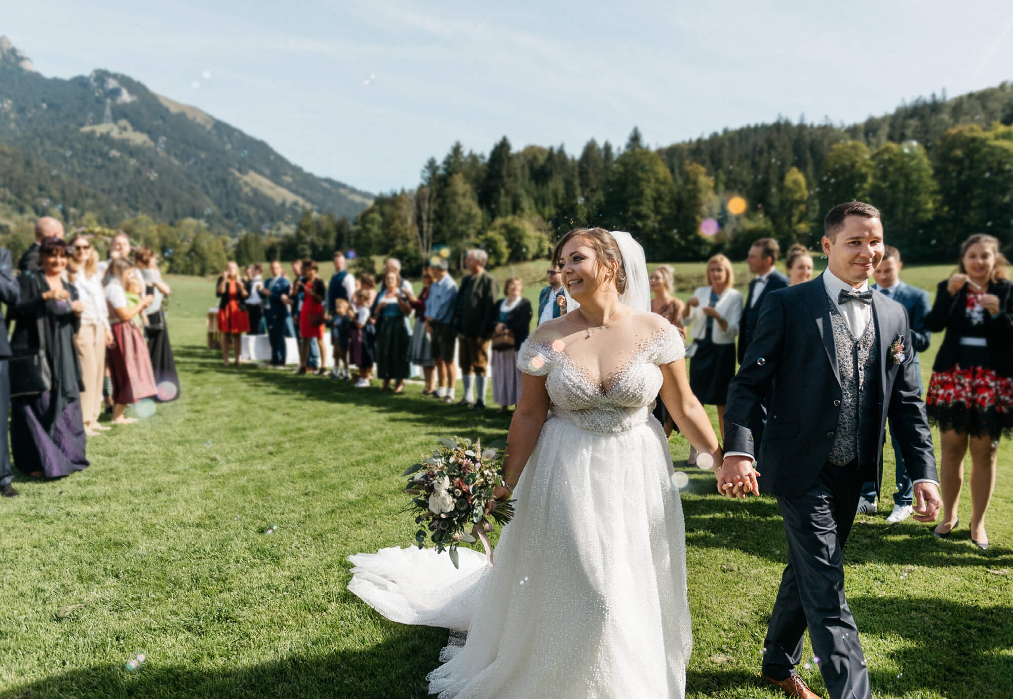 Edle Scheunen Hochzeit in Bayern mit freier Trauung auf der Wiese